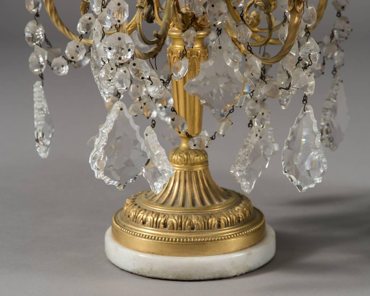 Paar französische Girandolen aus vergoldeter Bronze und Kristall im Louis-XVI.-Stil des 19. Jahrhunderts (Französisch) im Angebot