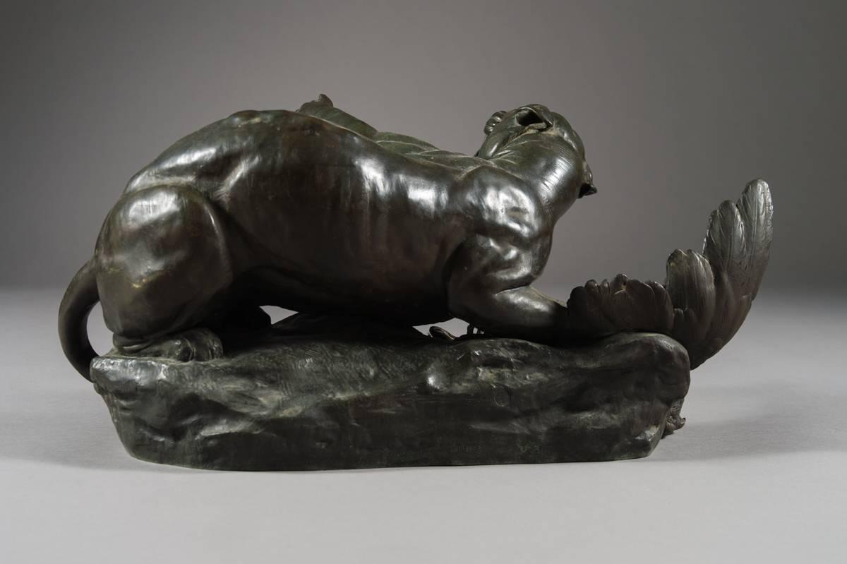 Français Modèle ancien de lune en bronze bien fait d'une lionne par Leon Bureau en vente