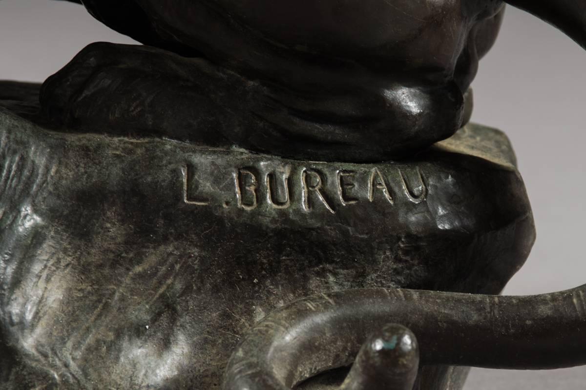 Modèle ancien de lune en bronze bien fait d'une lionne par Leon Bureau en vente 1