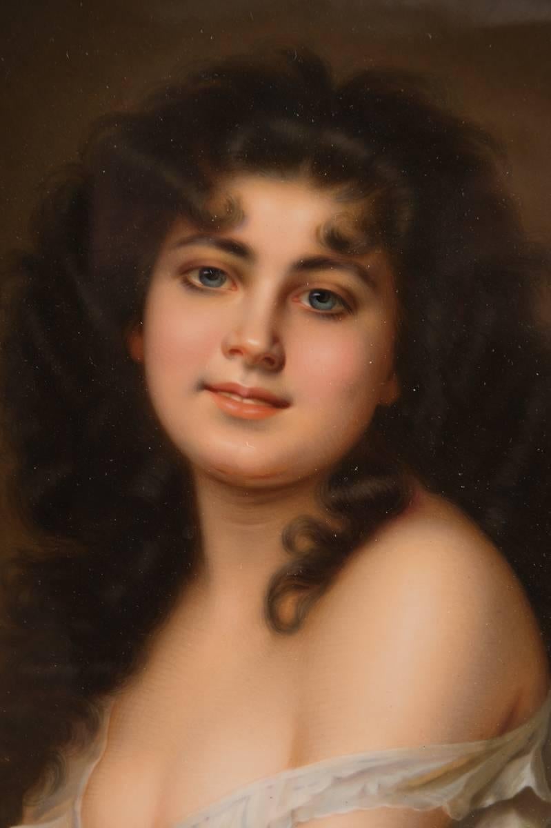 Très belle plaque K.P.M. du XIXe siècle représentant une jeune beauté aux cheveux noirs et aux yeux bleus, dans un cadre en bois doré.
 
Plaque signée M.N Suhel.

Arrière marqué de la marque K.P.M et du sceptre.

Dimensions

Encadré Hauteur : 18