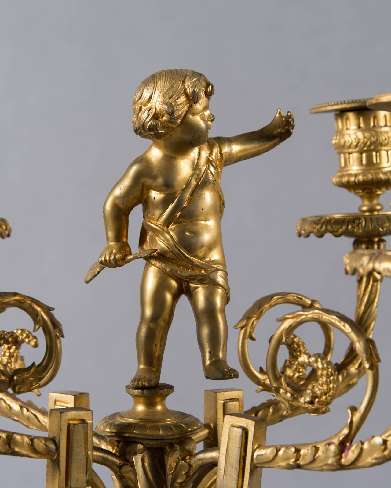 Zwei französische vierarmige figurale Kandelaber aus vergoldeter Bronze des 19. Jahrhunderts (Französisch) im Angebot