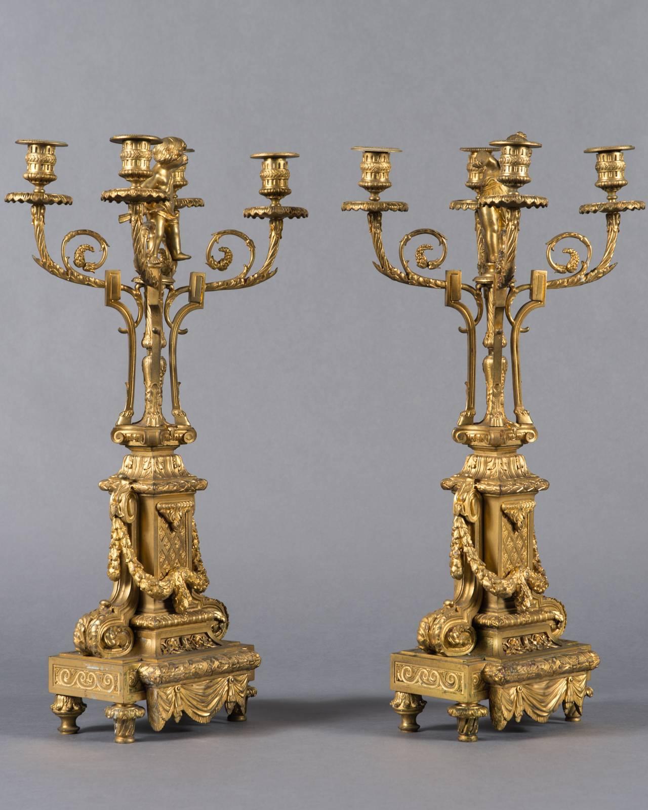 Ein Paar große Napoleon III Französisch vergoldete Bronze Vier-Zweig Figural Kandelaber des 19. Ein Kandelaber mit aufgesetzter Knabenfigur und der andere mit einer Mädchenfigur. 

Um: 1870

Abmessungen
Höhe: 61 cm (24