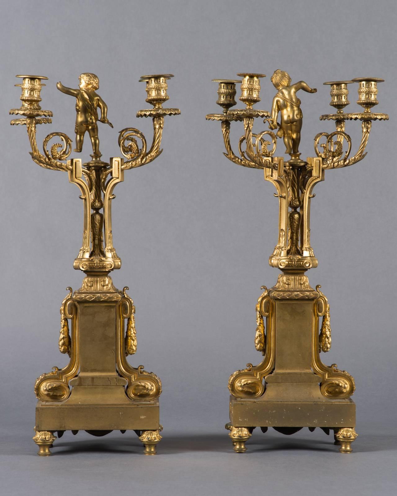 Zwei französische vierarmige figurale Kandelaber aus vergoldeter Bronze des 19. Jahrhunderts im Angebot 3