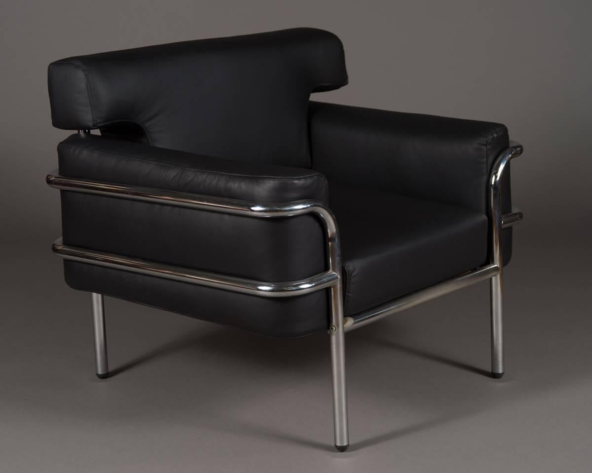 A pair of iconic vintage Le Corbusier style black leather club chairs 

having a re-upholstered black leather finish with a vintage frame thats still in great condition. 

Truly a fantastic pair of iconic chairs. We offer complimentary shipping