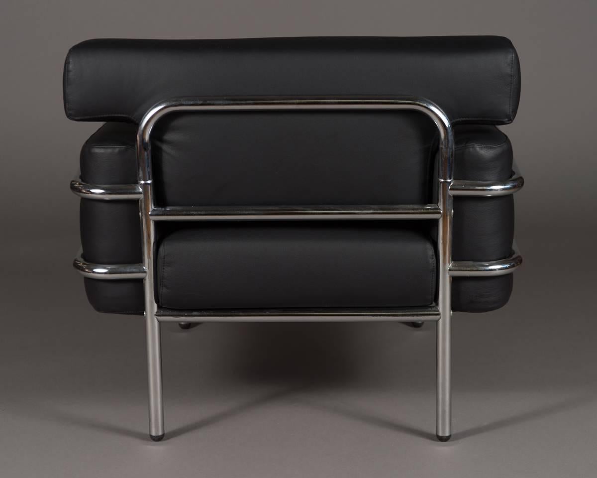 Pair of Iconic Vintage Le Corbusier Style Black Leather Club Chairs In Excellent Condition In Los Angeles, CA