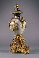 Juego de guarnición francés de tres piezas de bronce dorado y porcelana blanca del siglo XIX