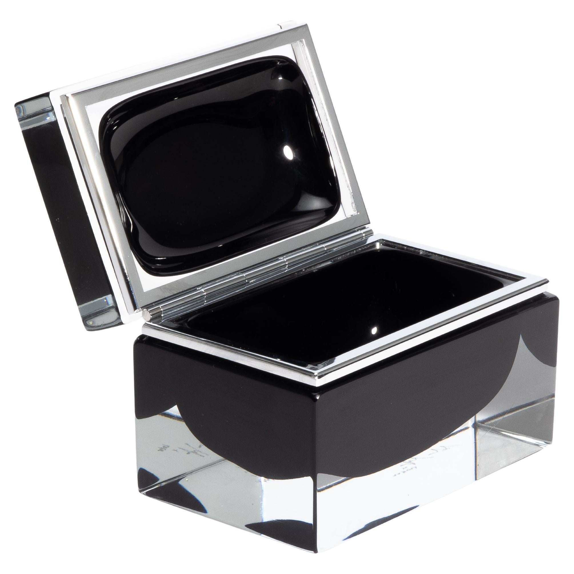 Descubre el epítome de la elegancia con esta exquisita caja de cristal de Murano, meticulosamente elaborada en Murano, Italia. Disponible en tamaño grande y gigante, esta caja destila sofisticación por su estado impecable, que garantiza que está
