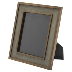 Cadre photo 8x10 en galuchat gris avec détails en laiton de KIFU Paris