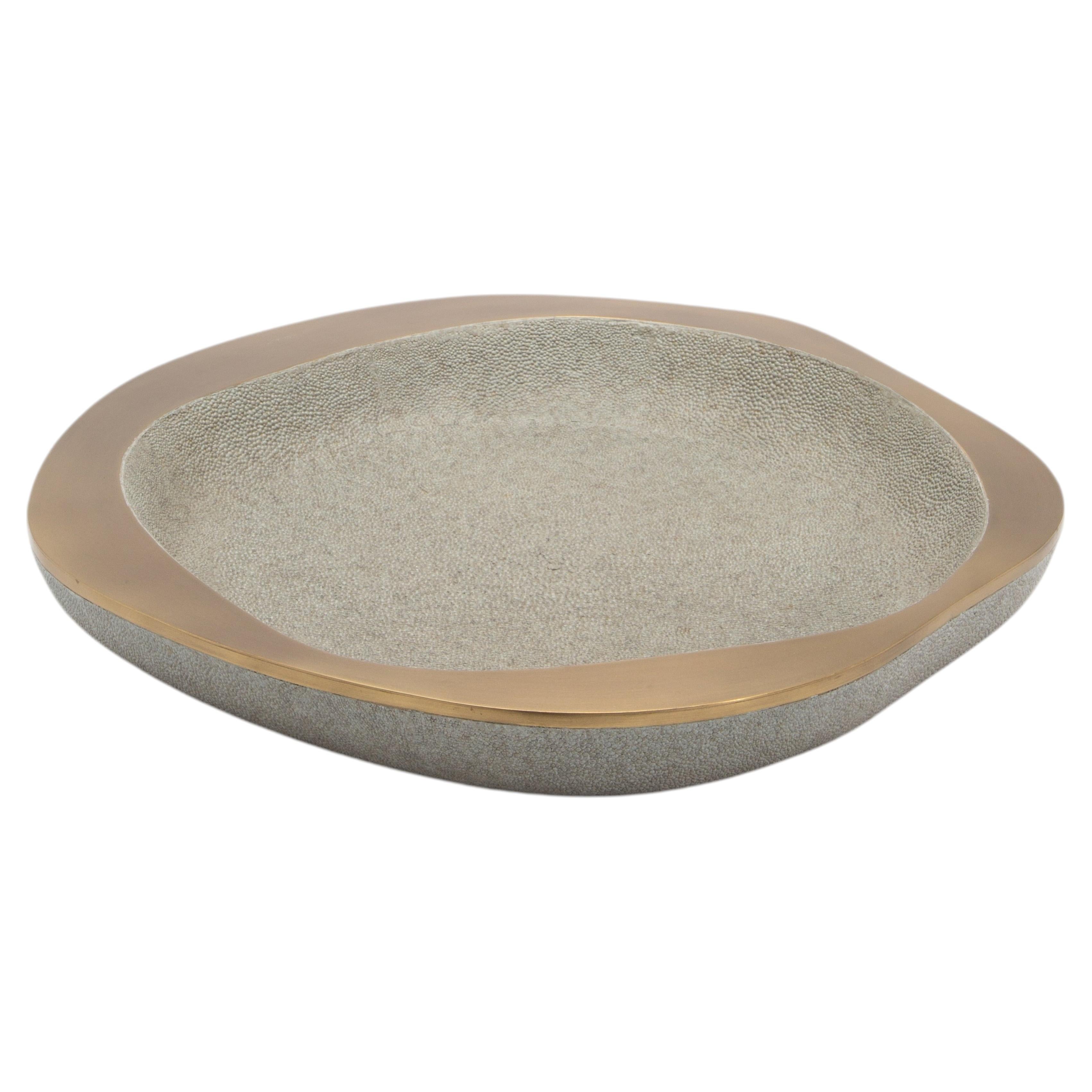 Schale aus grauem Shagreen mit Details aus Messing mit Bronze-Patina, R&Y Augousti im Angebot