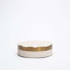 Juego de 2 cajas acolchadas en piel de raya color crema con latón con pátina de bronce, de Kifu Paris