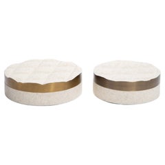 Juego de 2 cajas acolchadas en piel de raya color crema con latón con pátina de bronce, de Kifu Paris