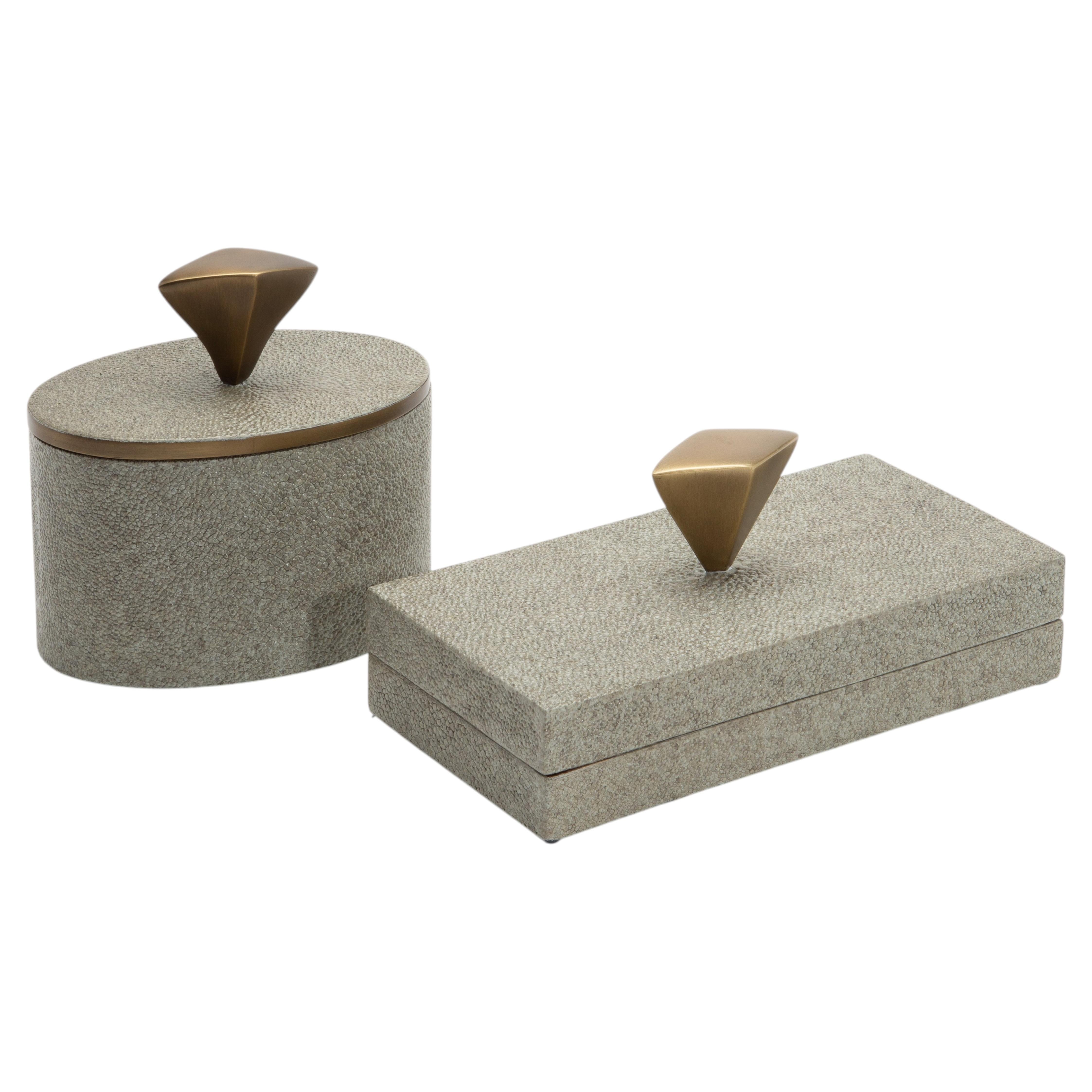 Set de 2 boîtes en galuchat blanc avec détails en laiton patiné bronze par Kifu Paris