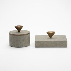Set aus 2 Schachteln in weißem Chagrinleder mit Bronze-Patina-Messingdetails von Kifu Paris