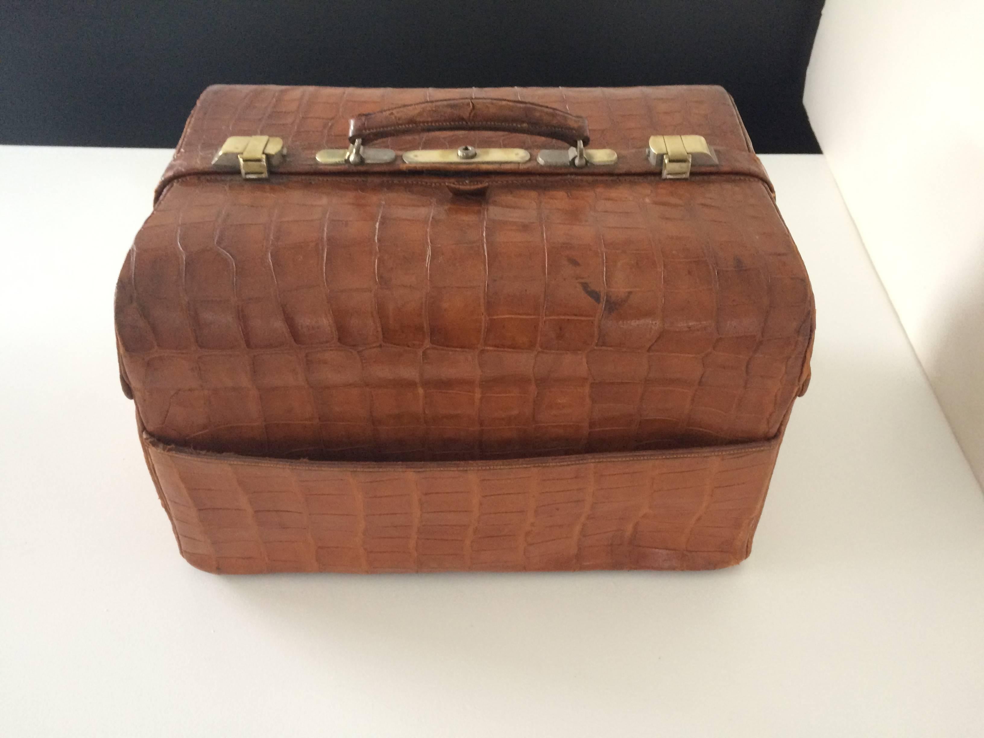 1940s Barber Alligator Suitcase In Good Condition In Los Angeles, CA