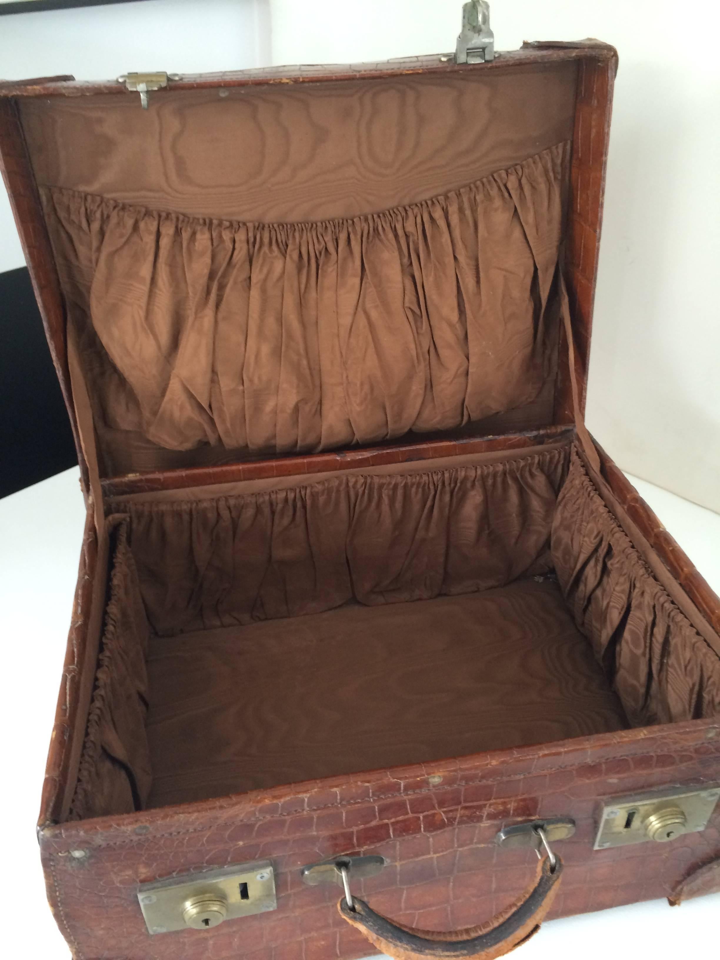 1940s Alligator Skin Suitcase In Good Condition For Sale In Los Angeles, CA