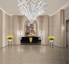 Buffet suspendu aux lignes sculpturales, en placage d’ébène et finition brillante à la feuille d’or 24 carats