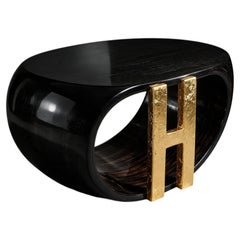 Tavolino scultoreo in legno di zebrano ebanizzato in stile Art Déco con monogramma “H” in oro 24 carati