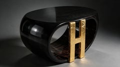 Tavolino scultoreo in legno di zebrano ebanizzato in stile Art Déco con monogramma “H” in oro 24 carati