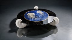 Tavolino rotondo in legno di ebano in stile Art Déco con mosaico in marmo blu e foglia d’oro 24 carati