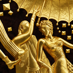 Gran bajorrelieve Art Déco con pan de oro de 24 quilates y madera de abedul sobre un panel de nogal lacado