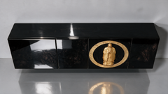 Credenza sospesa in noce in stile chinoiserie con bassorilievo intagliato e foglia d’oro 24 carati