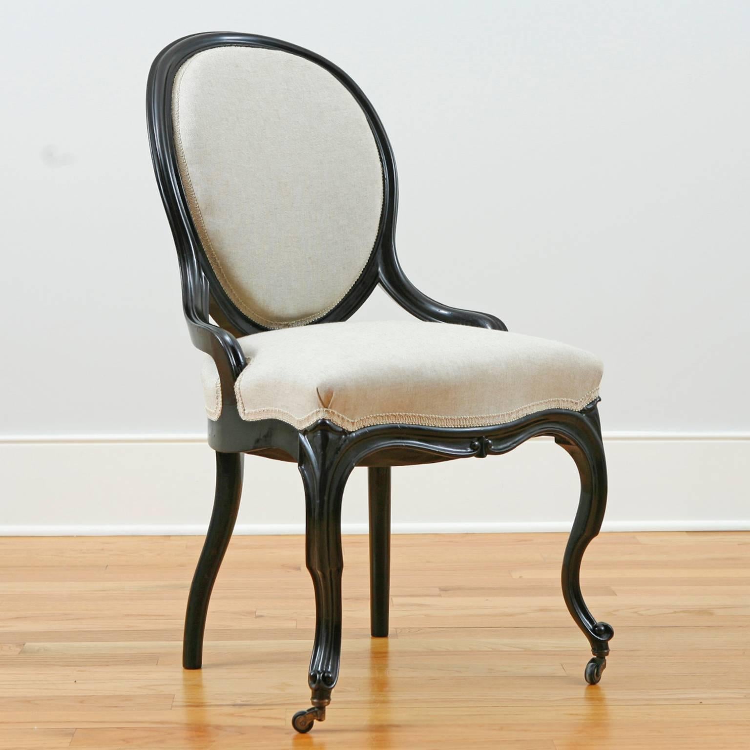 Satz von vier ebonisierten Napoleon-III-Salonstühlen mit Ballonlehne, Kabriole-Beinen, gepolsterter Rückenlehne und Sitzfläche. Frankreich, um 1870. Wunderschön restaurierte Rahmen mit ebonisiertem Originalholz. Die Federn wurden im Zuge der
