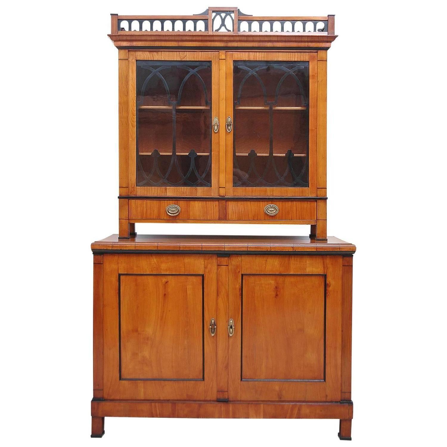  Österreichischer Biedermeier-Schrank/Barschrank aus Kirschbaumholz mit Vitrine, um 1820