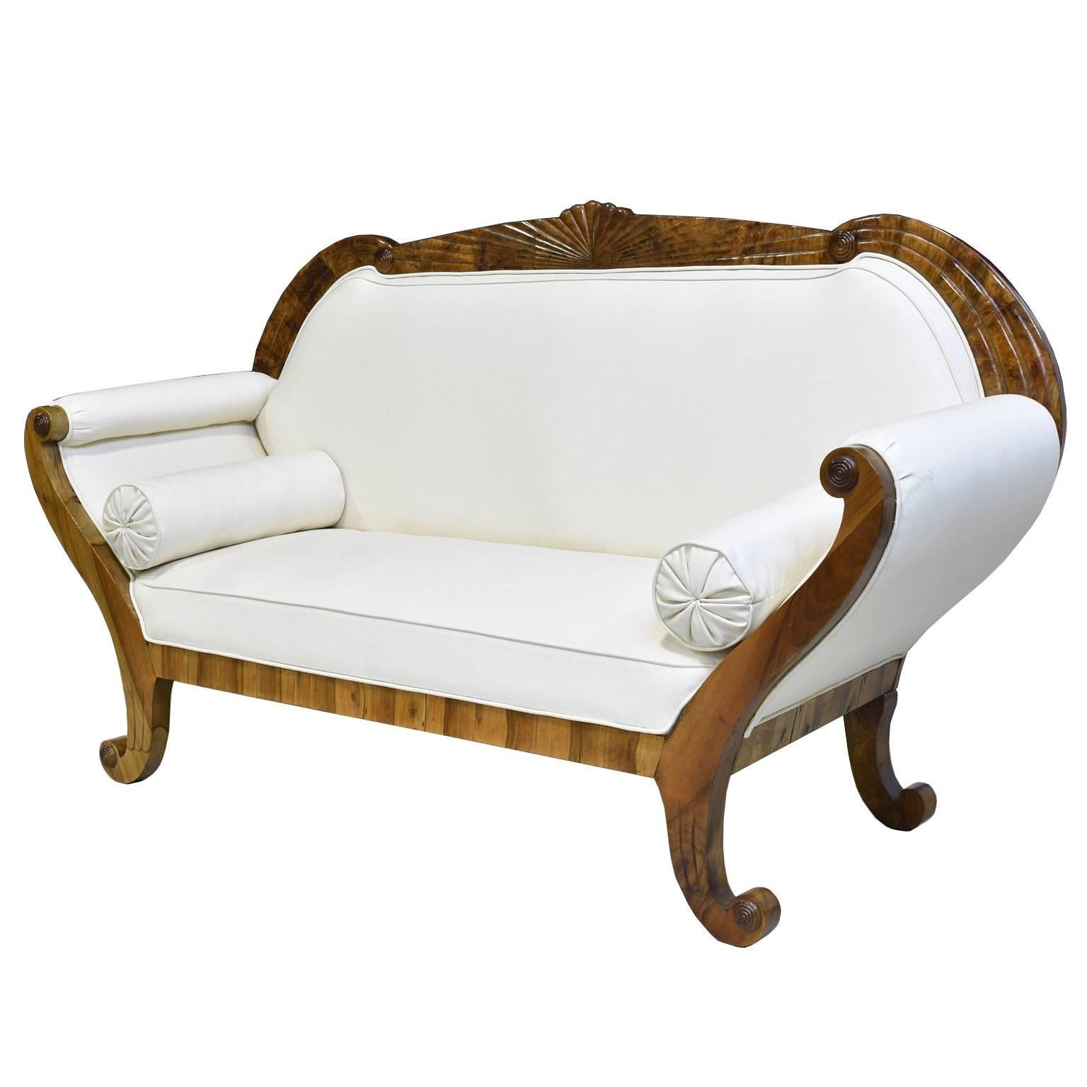 Allemand Canapé Biedermeier d'Allemagne du Sud en noyer avec écusson sculpté en éventail, vers 1830 en vente