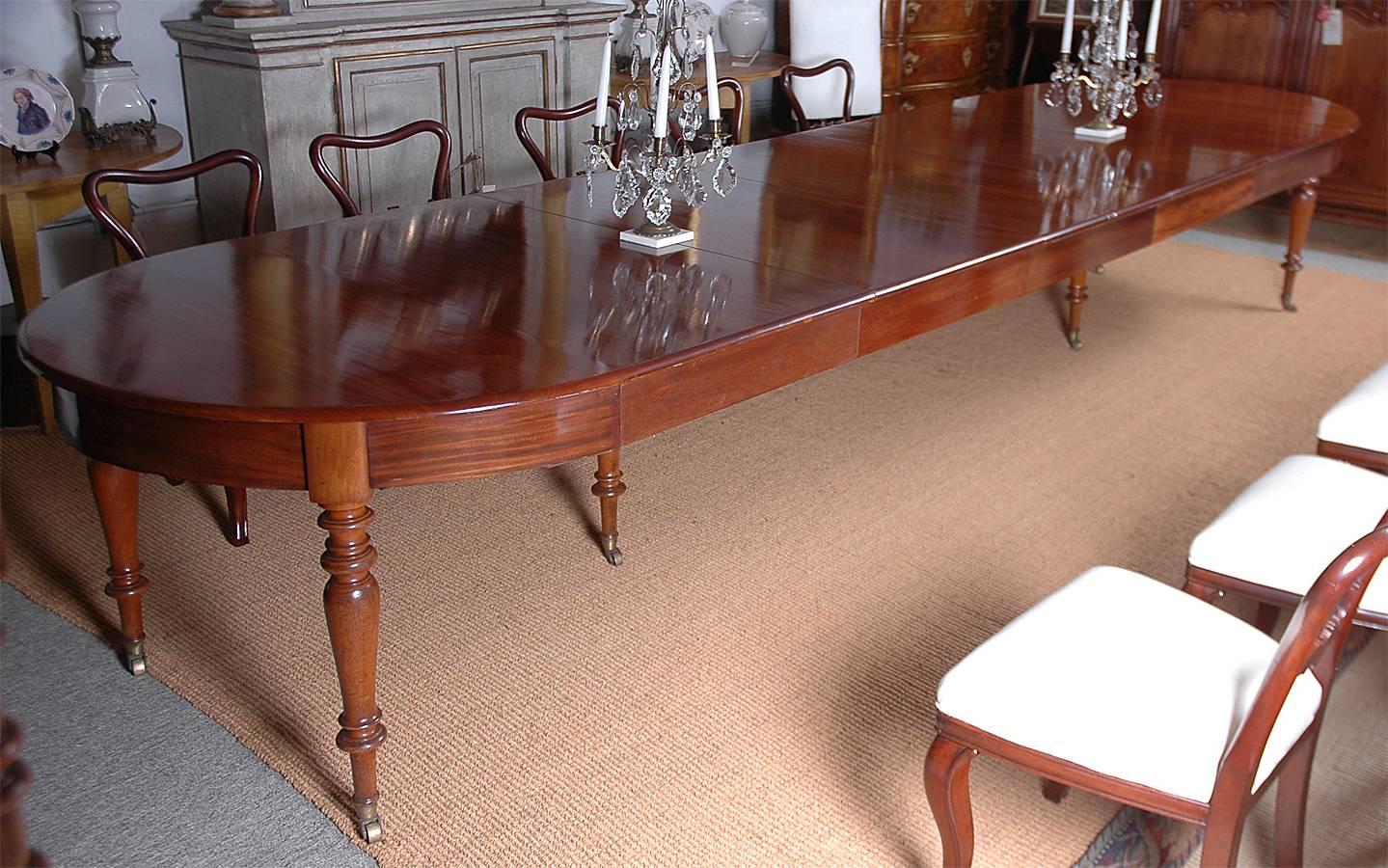 Racetrack Extension Dining Table, France, circa 1830 In Good Condition In Miami, FL