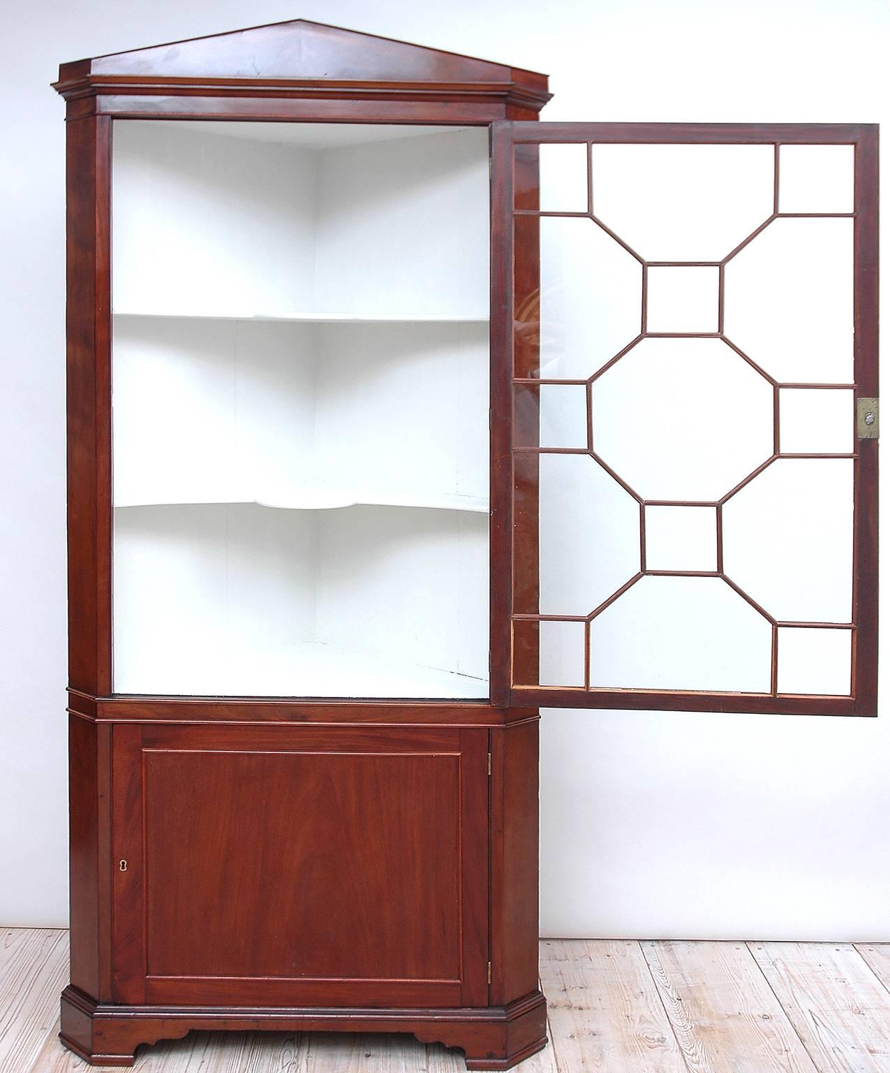 Cabinet d'angle Regency anglais en acajou avec panneaux de porte en verre, vers 1820 Bon état à Miami, FL