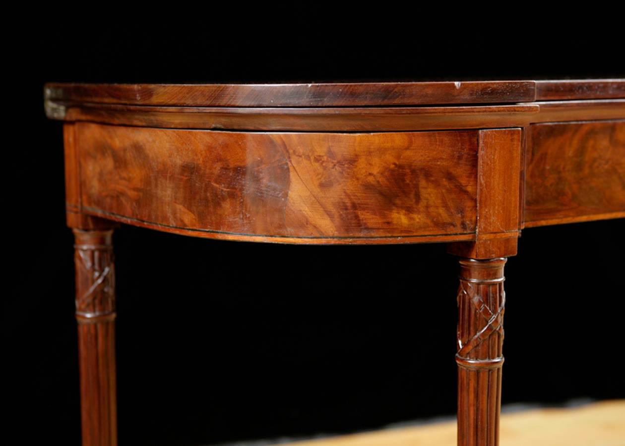American Sheraton D-Form Game Table in Mahogany with Reeded Legs, circa 1815 In Good Condition In Miami, FL