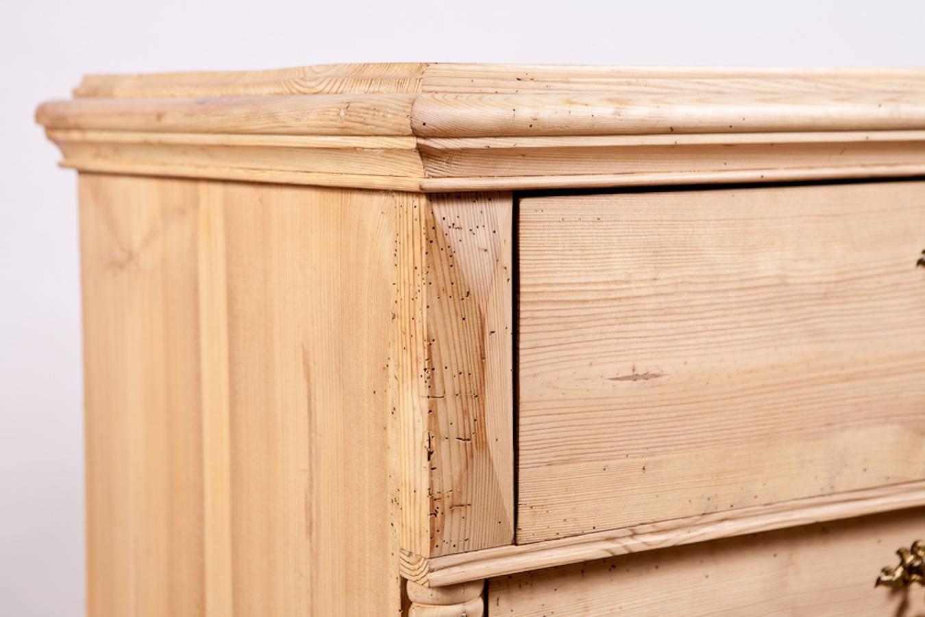 Scandinavian tall chest with five drawers in scrubbed pine, circa 1860.
This Classic Swedish tall chest provides ample storage, with drawers that function easily. Chest is completely original including turned feet and beautiful cherub hardware. All