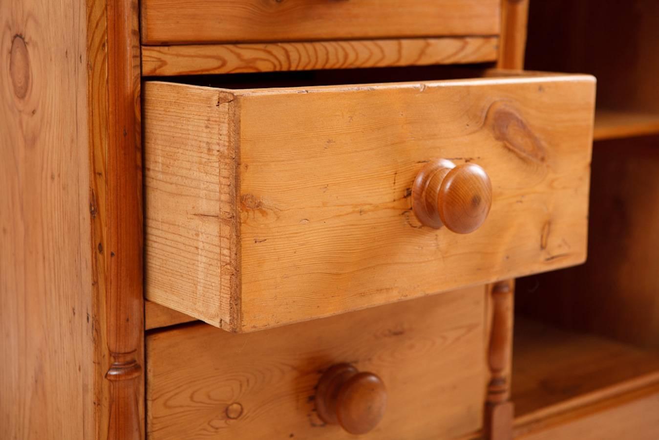 Welsh Cupboard in Pine, circa 1860 In Good Condition In Miami, FL