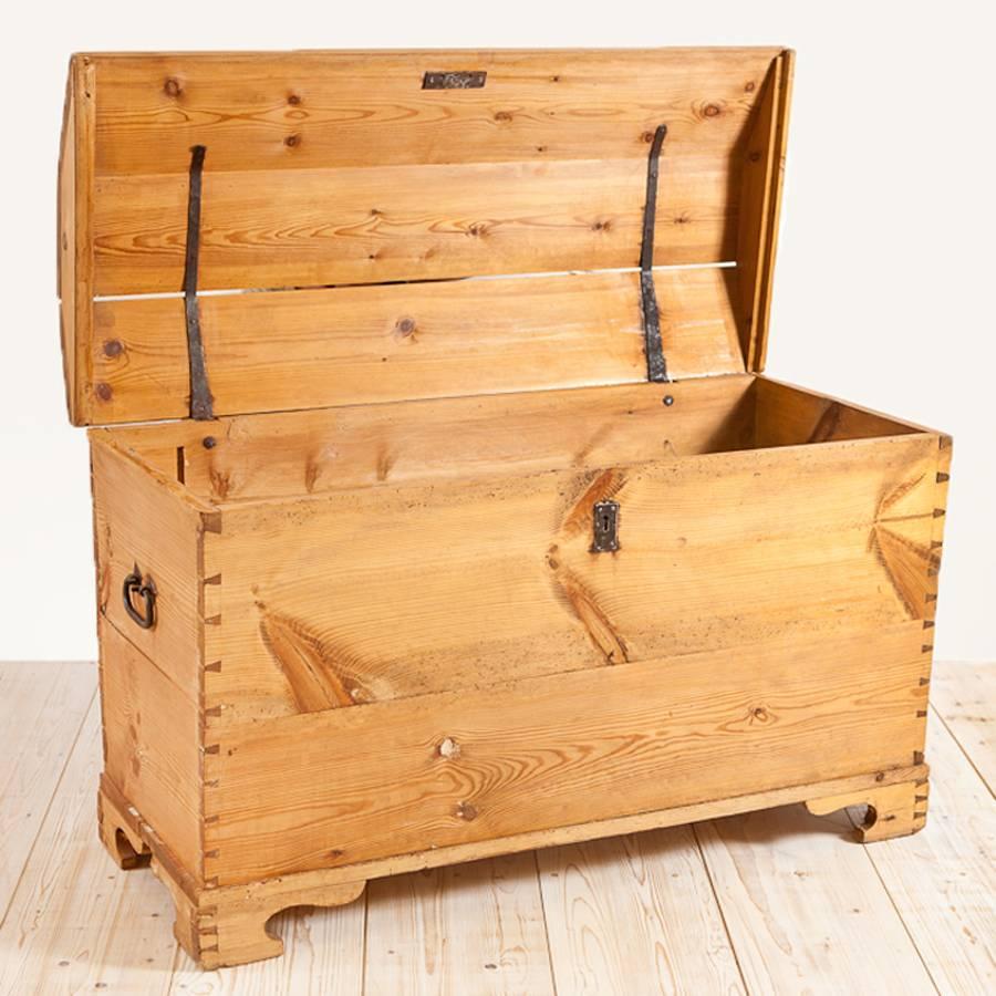 A storage or blanket chest in pine with dome-top and resting on original bracket feet. Features original iron pulls, strap hinges and key plate with exposed dove-tail joints. Europe, circa 1800.
Lovely at the foot of a bed to store linens or as a