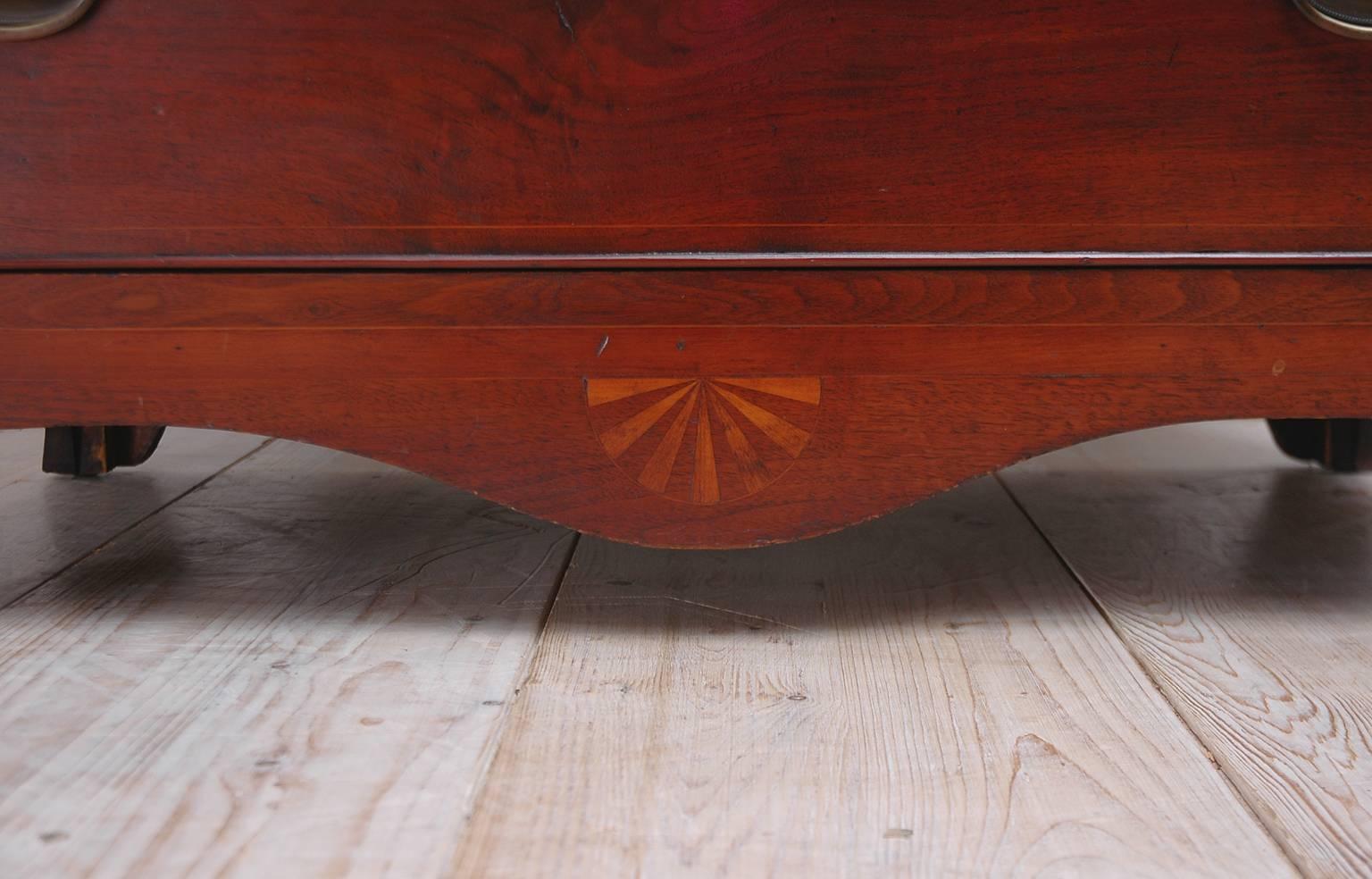 American Hepplewhite Chest of Drawers or Bureau in Mahogany, circa 1800 In Good Condition For Sale In Miami, FL