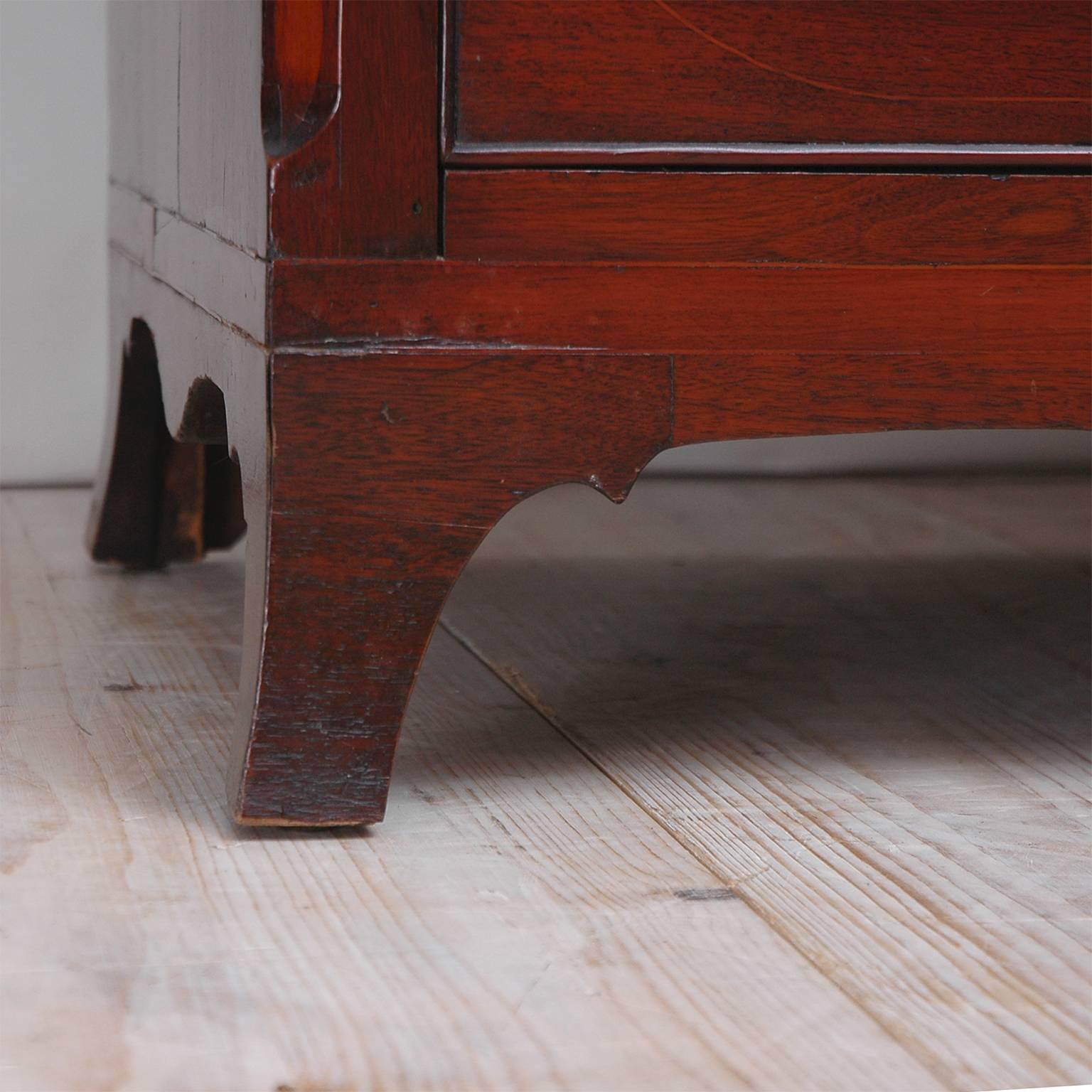 Late 18th Century American Hepplewhite Chest of Drawers or Bureau in Mahogany, circa 1800 For Sale