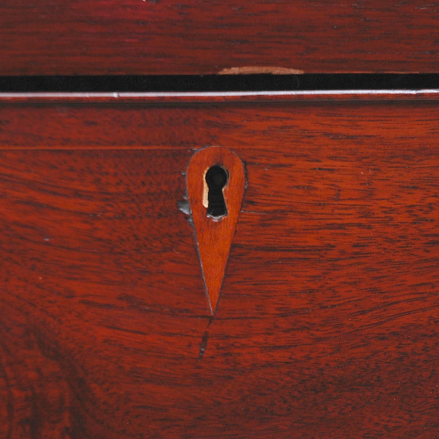 Inlay American Hepplewhite Chest of Drawers or Bureau in Mahogany, circa 1800 For Sale