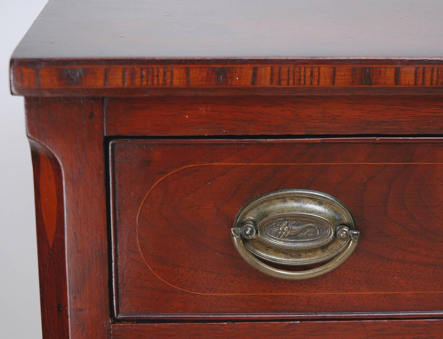 Intarsio Cassettiera americana Hepplewhite o Bureau in mogano, circa 1800 in vendita