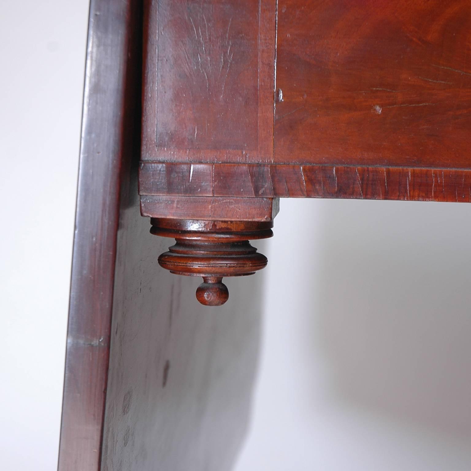 American Federal Breakfast Table in Mahogany with Drop-Leaves, circa 1815 For Sale 4