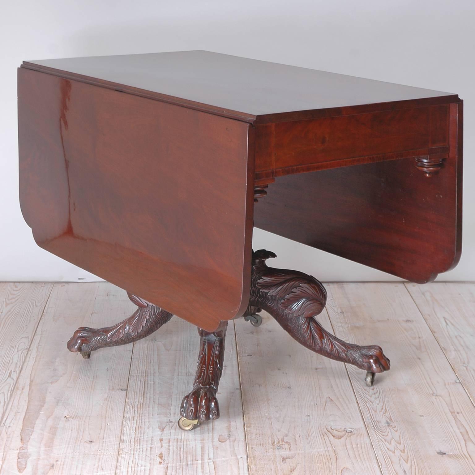 Carved American Federal Breakfast Table in Mahogany with Drop-Leaves, circa 1815 For Sale