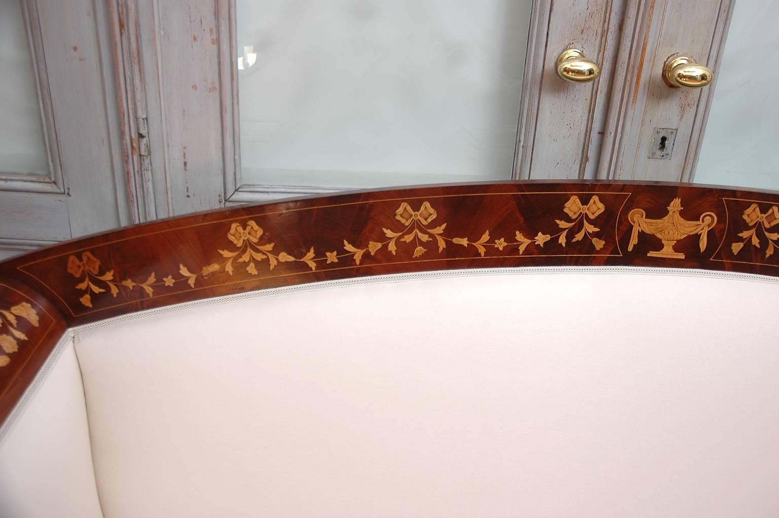 Divano Impero intarsiato in mogano con intarsi in legno di raso, 1820 circa In condizioni buone in vendita a Miami, FL