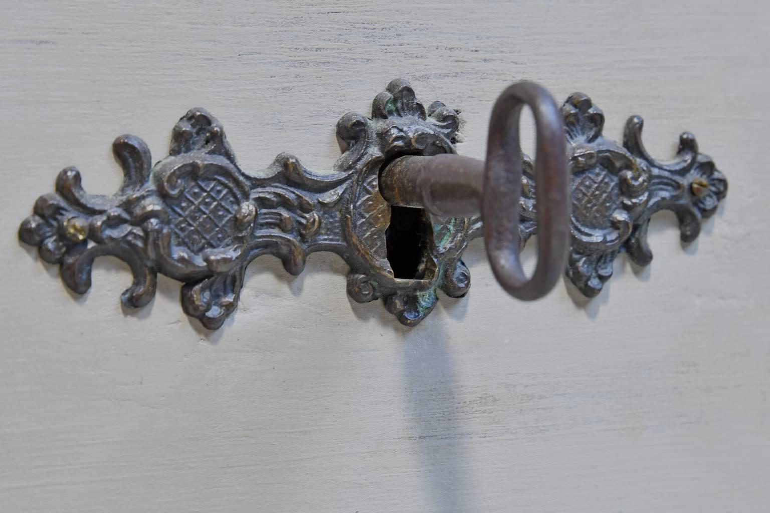 Pin Ancienne commode Scandinavian Antiques peinte, circa 1790 en vente