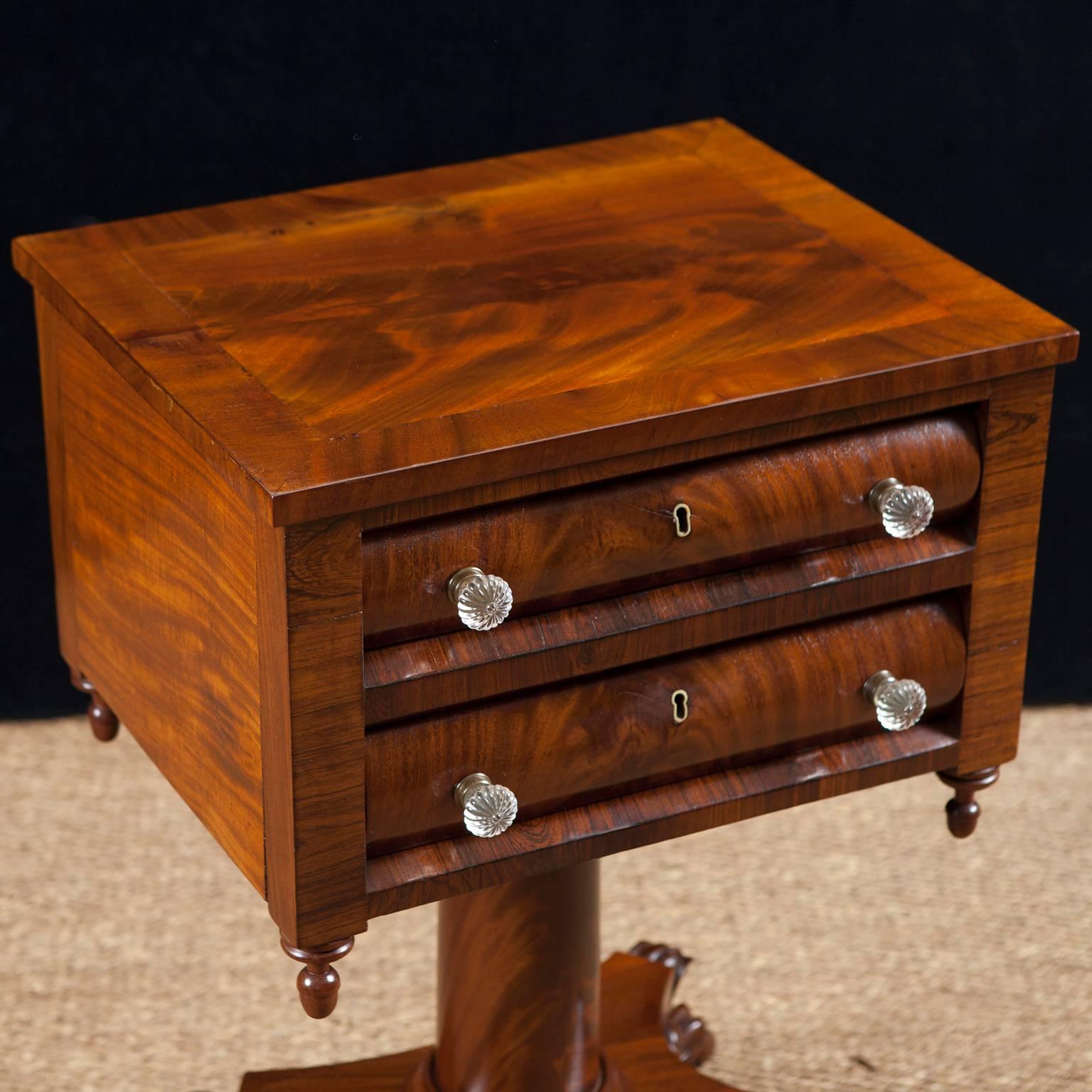 Federal Neoclassical American Empire Side or Lamp Table in Mahogany, circa 1820 For Sale