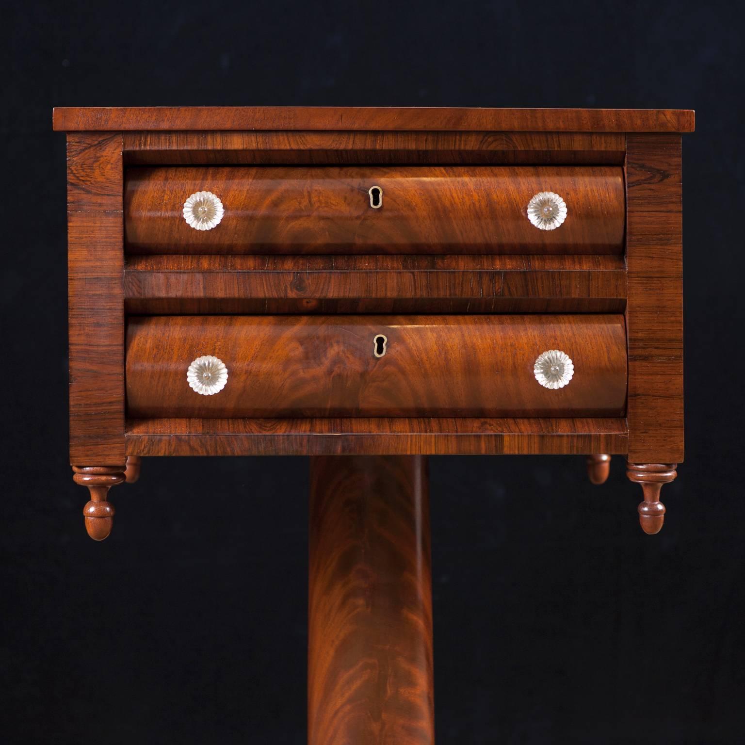 Polished Neoclassical American Empire Side or Lamp Table in Mahogany, circa 1820 For Sale