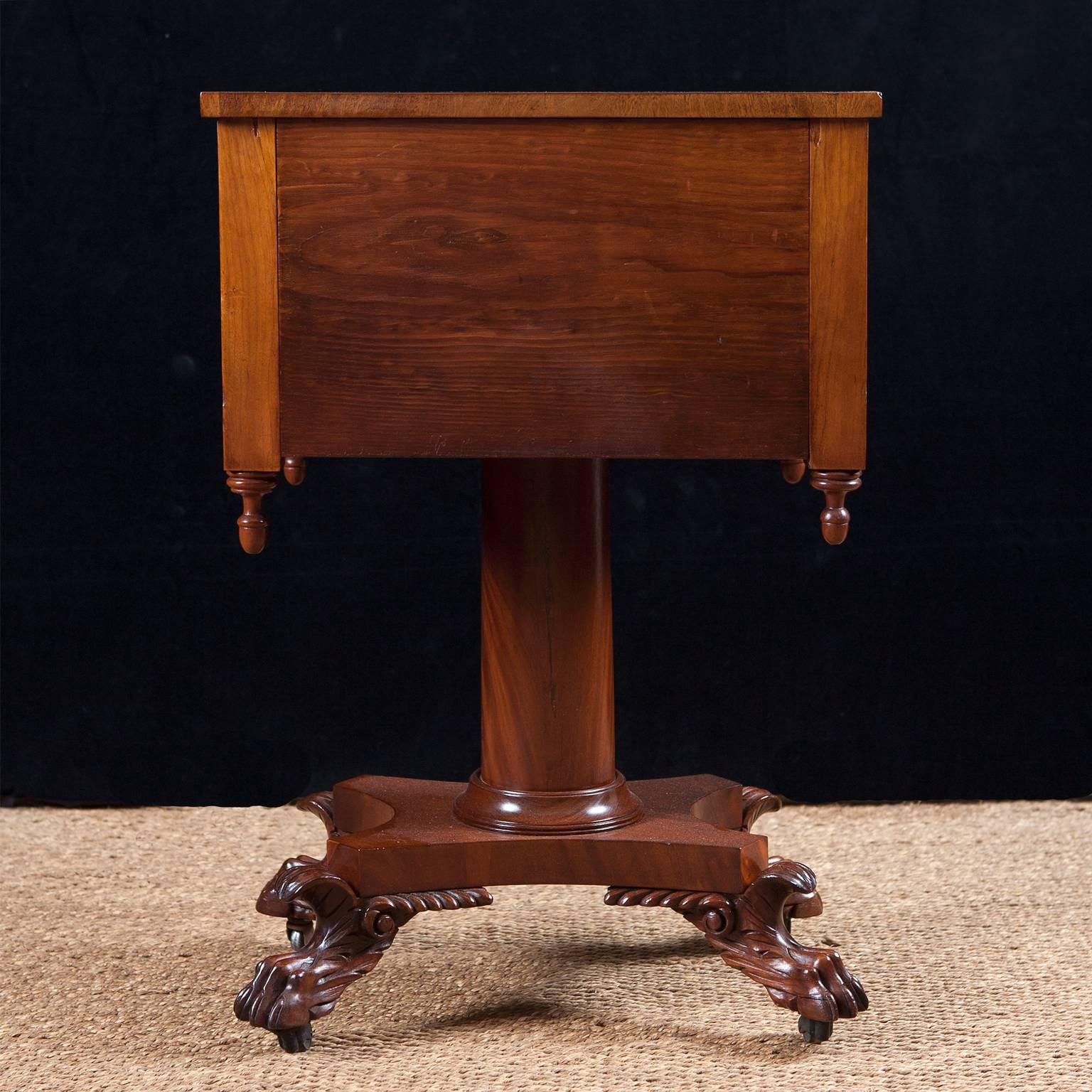 Neoclassical American Empire Side or Lamp Table in Mahogany, circa 1820 In Good Condition For Sale In Miami, FL
