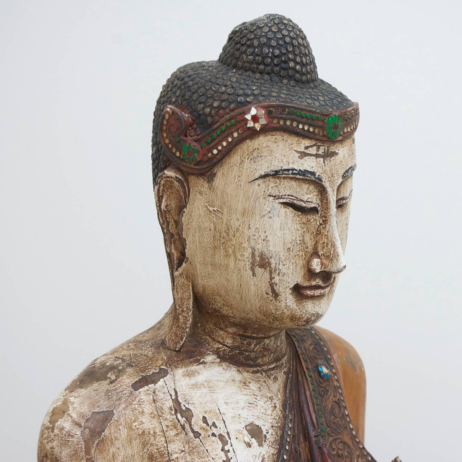 A large well Articulated Burmese Mandalay Buddha in Carved Polychromed Wood In Good Condition In Miami, FL