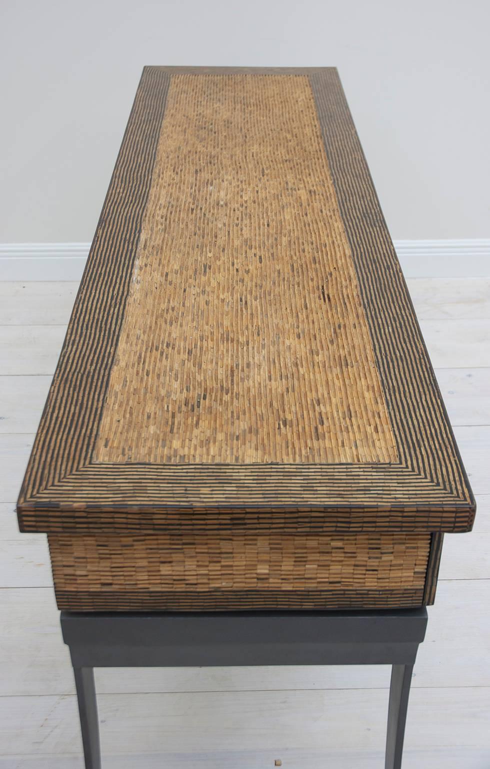 Contemporary Custom Console Table mit eingelegter Bambus- und Palmholzplatte (Palmenholz) im Angebot