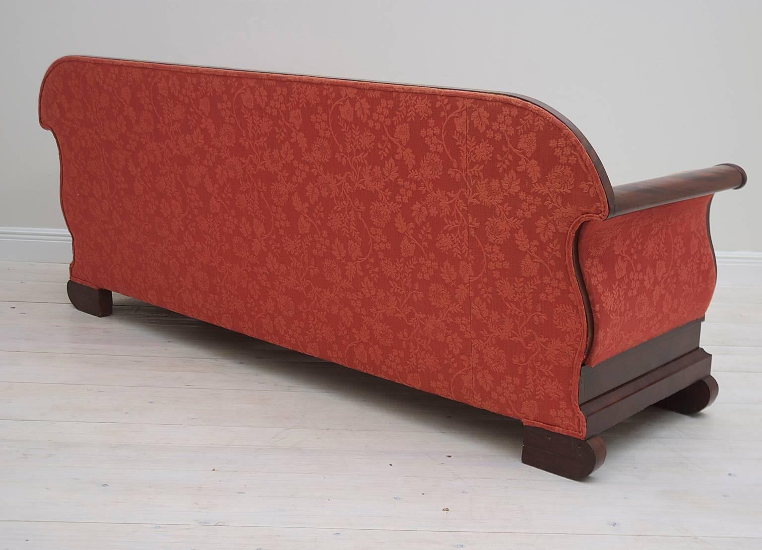 Polished American Empire Sleigh Sofa in Mahogany Attributable to Meeks, circa 1835 For Sale