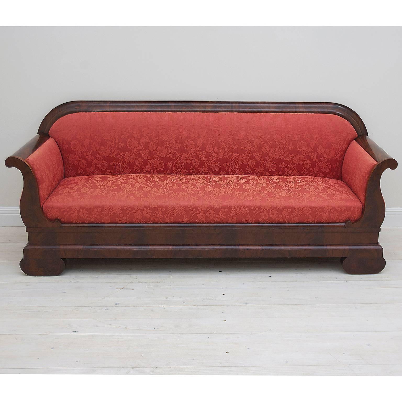 A very beautiful and elegant American Empire sleigh-sofa attributable to well-known NYC cabinet-maker J. and J. W. Meeks with original finish over expertly bookmatched mahogany veneer and hand-dovetailed case, New York City, circa 1835. Sofa has