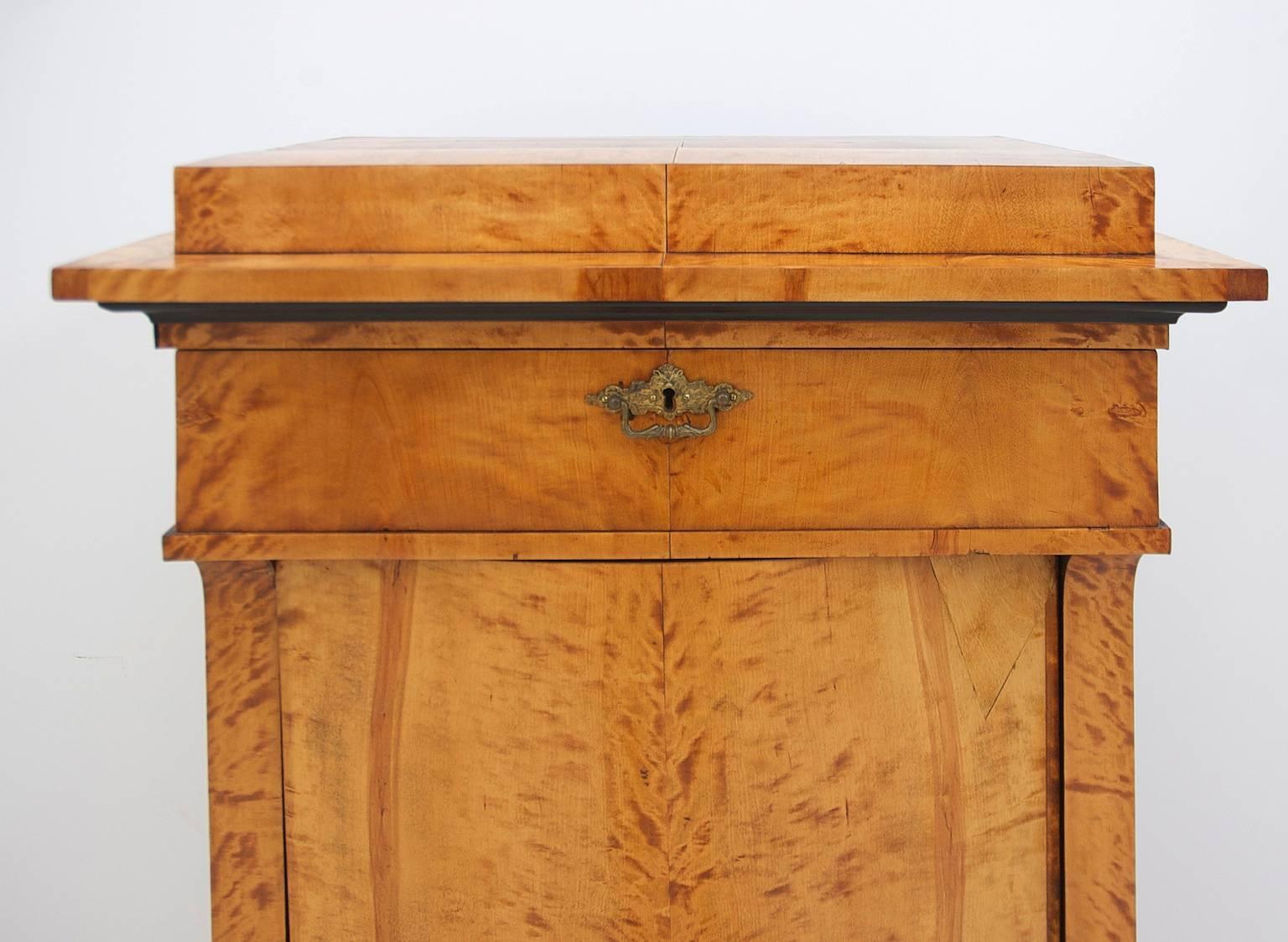 Antique Swedish Empire Pedestal Cabinet in Polished Birch, circa 1810 In Good Condition In Miami, FL